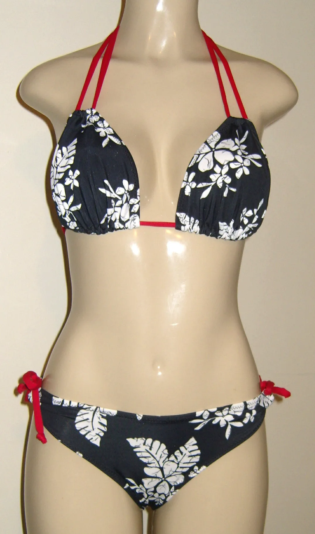 Double string top and Keyhole scrunched butt bikini bottom. Women's bikini.
