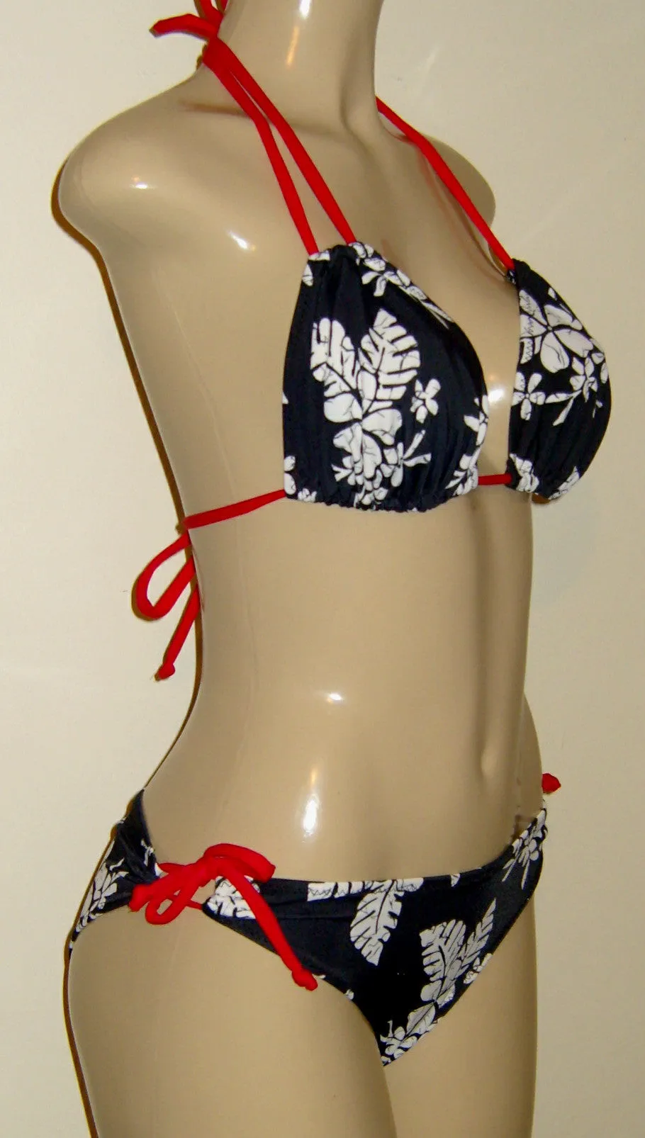 Double string top and Keyhole scrunched butt bikini bottom. Women's bikini.