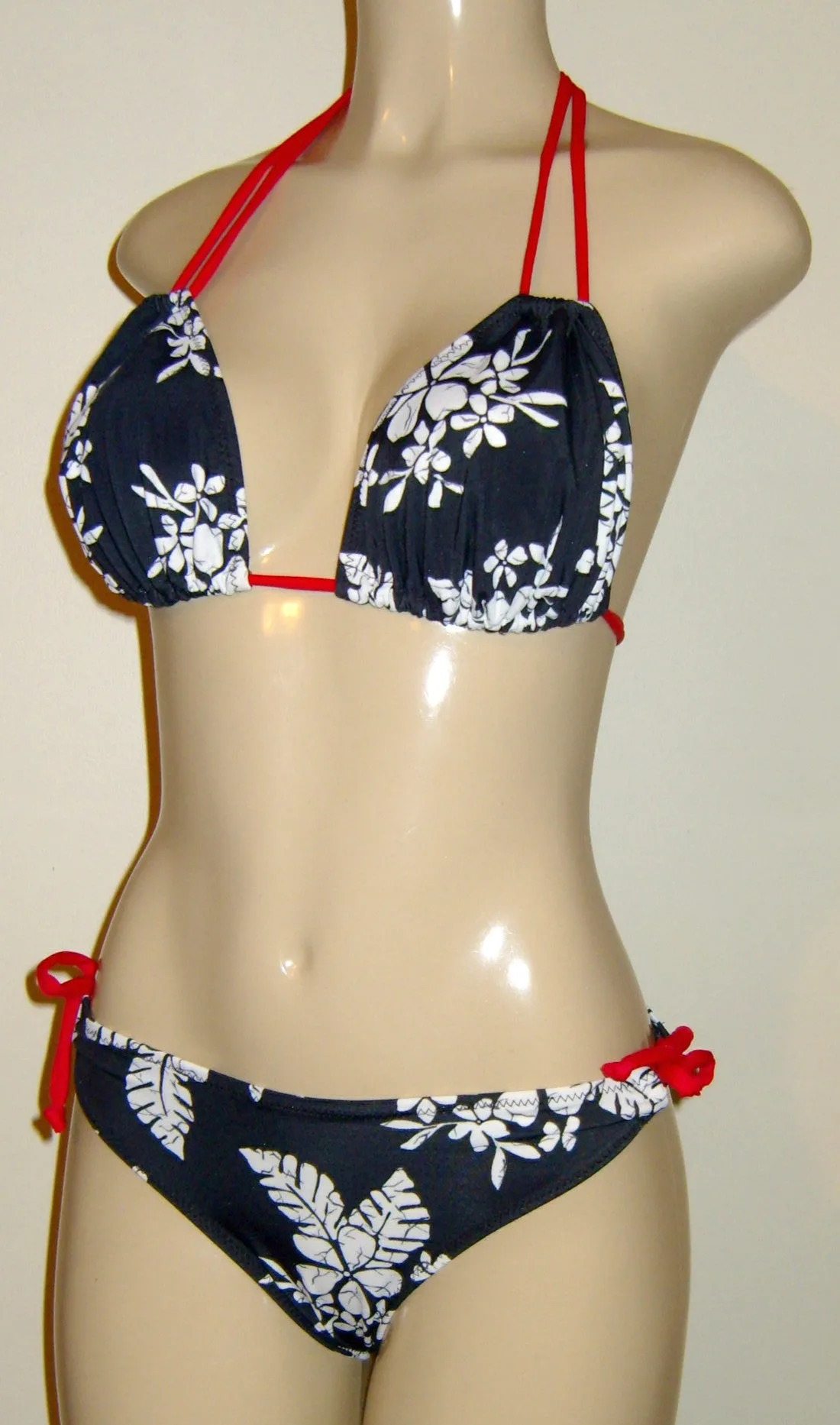 Double string top and Keyhole scrunched butt bikini bottom. Women's bikini.