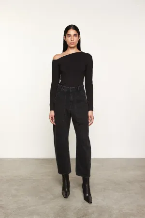 Exposed Shoulder Top in Black