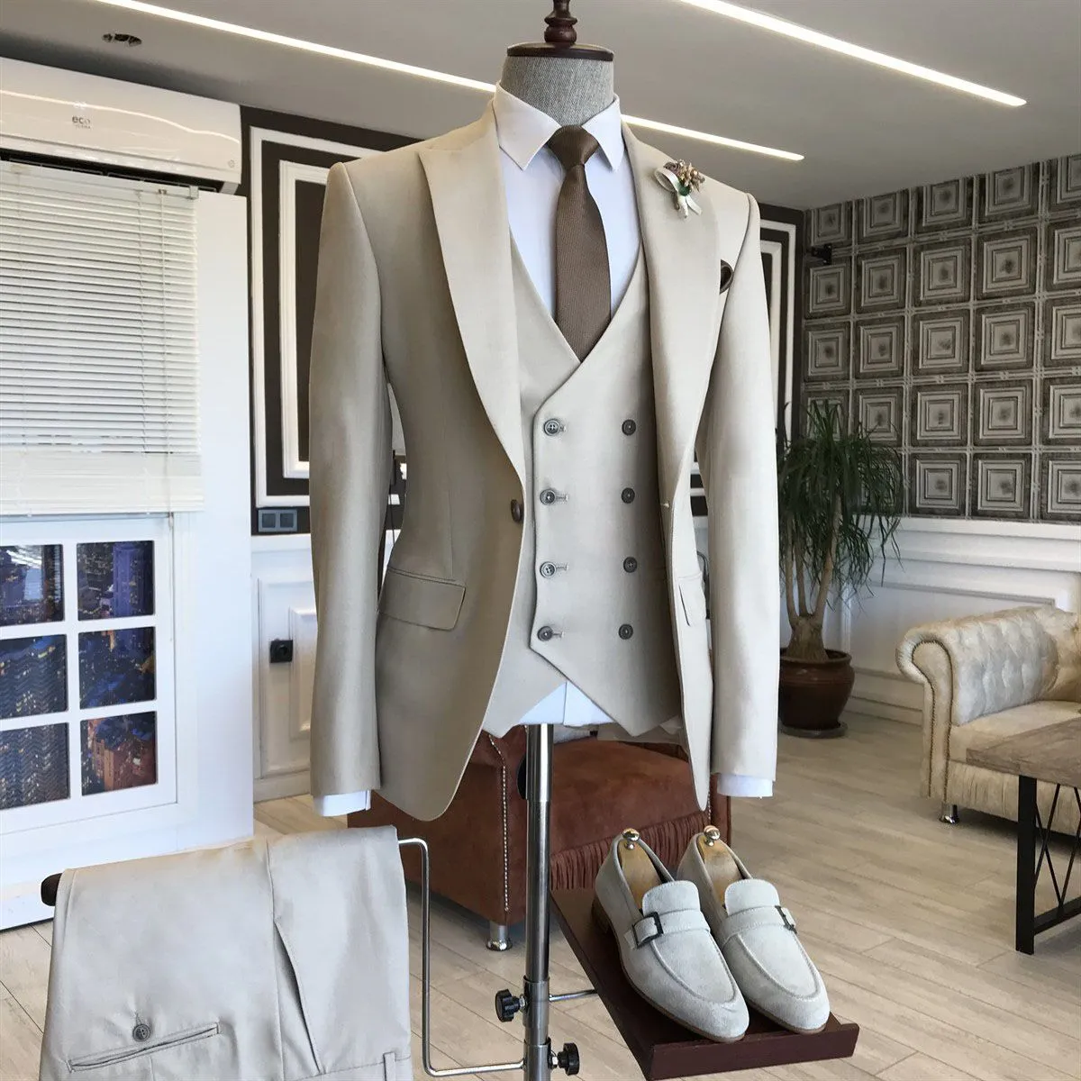 Light Khaki Three Pieces Peaked Lapel Formal Men's Business Suitss