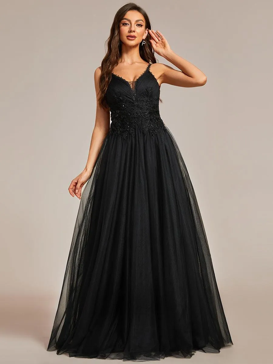 Robe de mariée A-ligne à encolure en V brodée à bretelles spaghetti