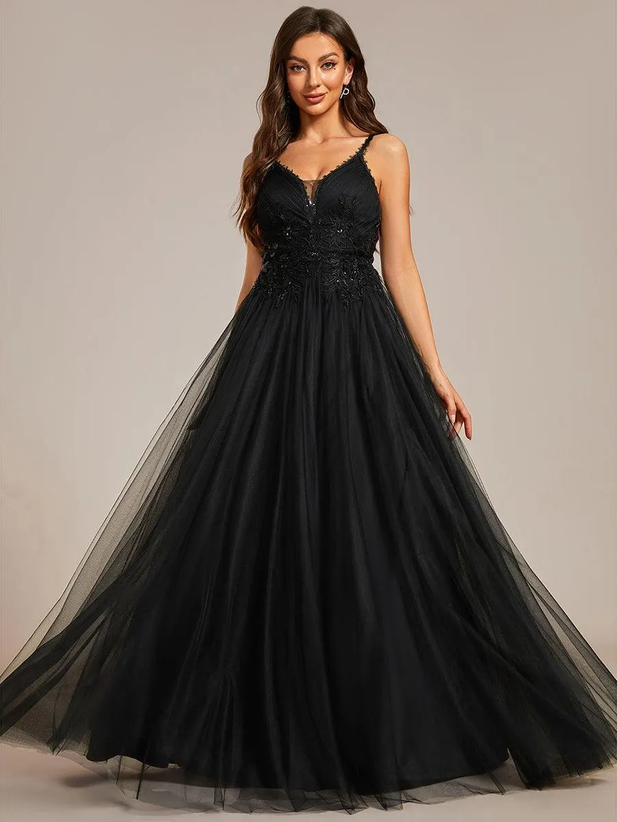 Robe de mariée A-ligne à encolure en V brodée à bretelles spaghetti