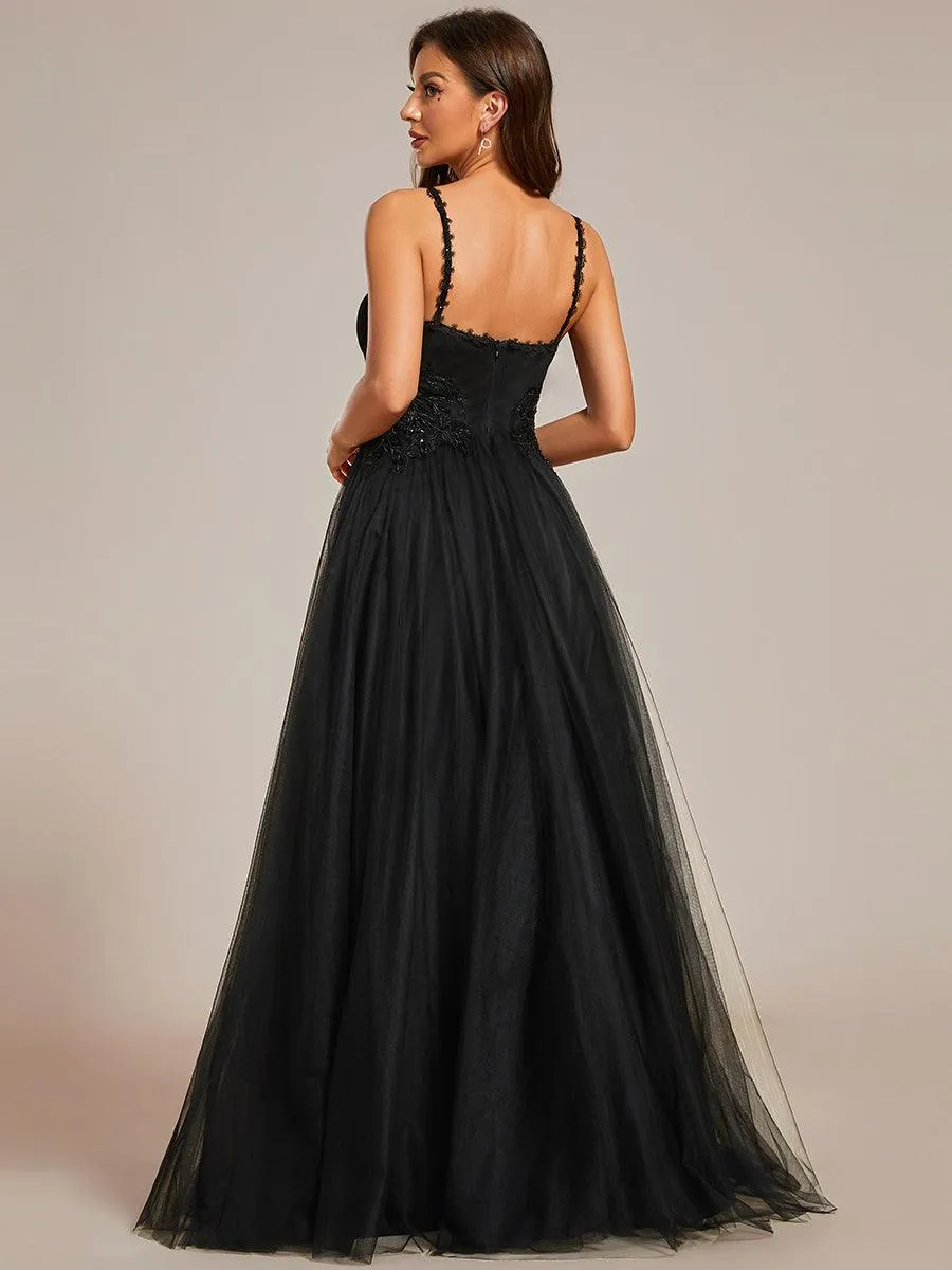 Robe de mariée A-ligne à encolure en V brodée à bretelles spaghetti