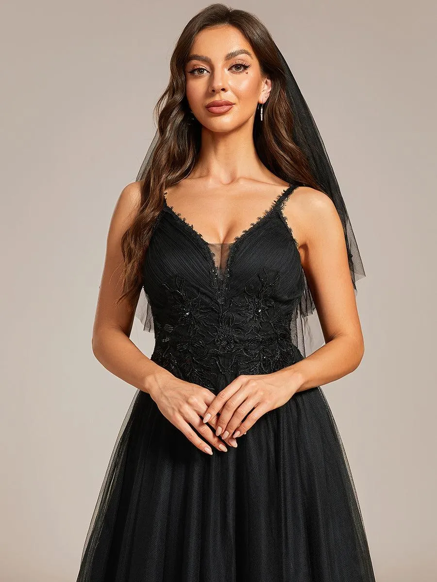 Robe de mariée A-ligne à encolure en V brodée à bretelles spaghetti
